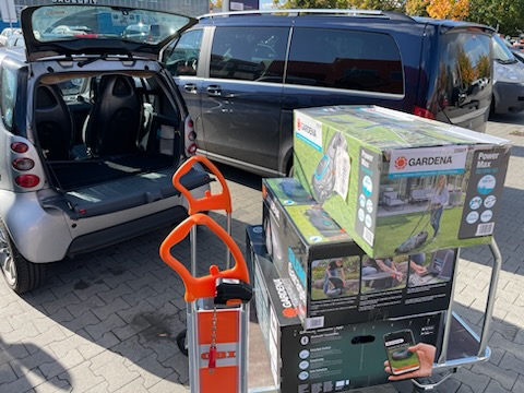 Beladener smart fortwo mit Kartons im Heck